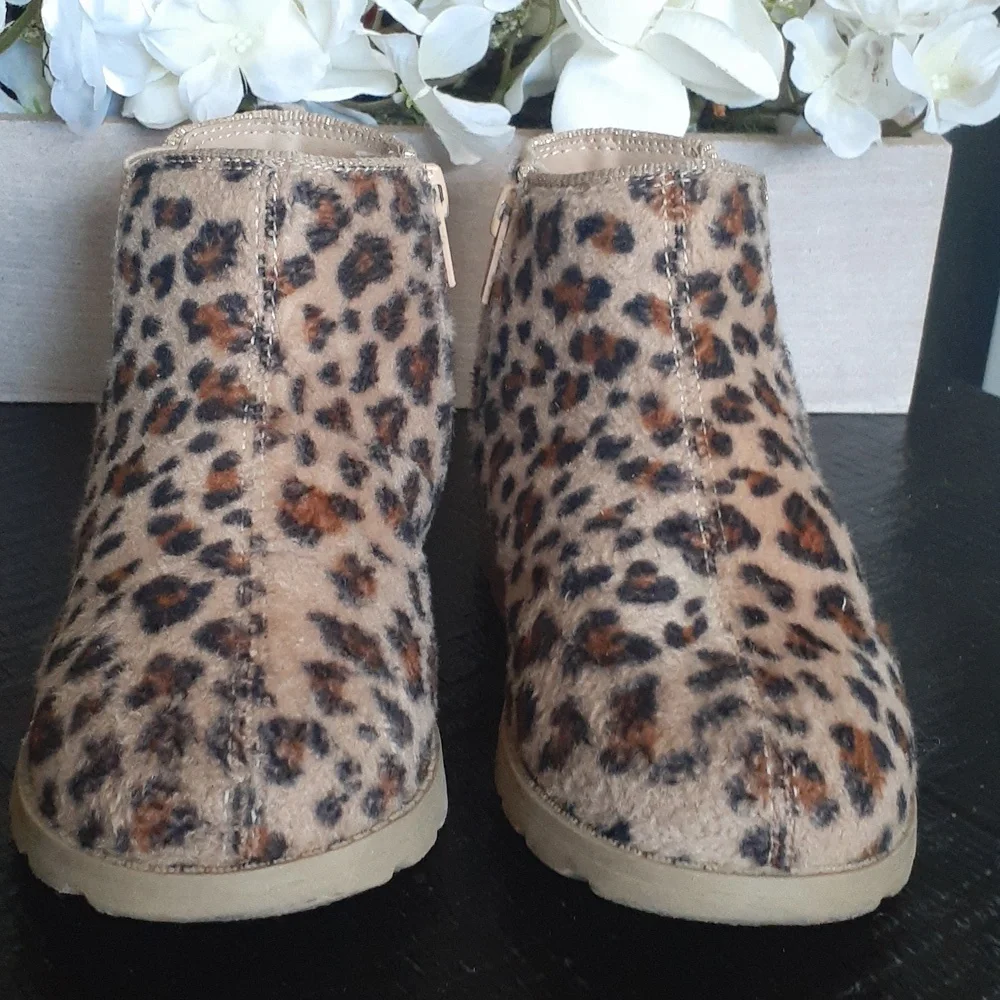 CARTER'S BOOTIES ANIMALS PRINTS